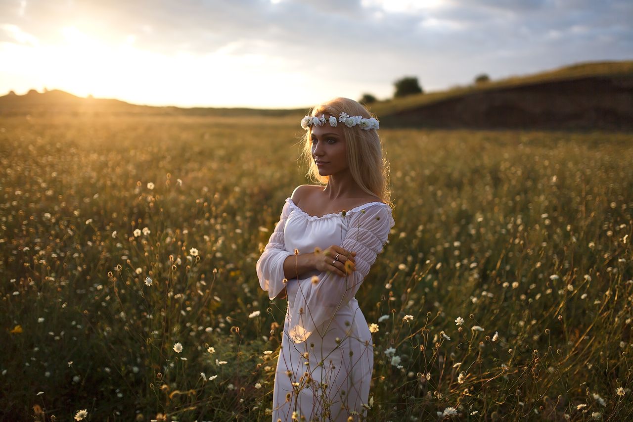 Girls in Slavic costumes in Surat